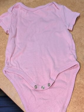 ❤️‍🔥10/$10❤️‍🔥 Baby Cloud Island Muave Pink Short Sleeve Onesie Size 3-6M